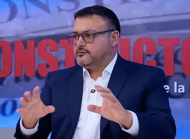 Alejandro Arrieta con camisa celeste y saco azul en el estudio de Tv de El Constructor
