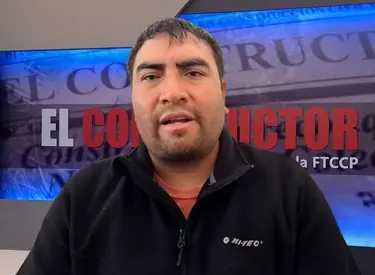 José Chuquilín con casaca negra en estudio de El Constructor