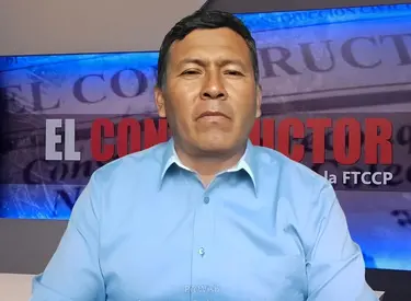 Lugue Espinoza con camisa celeste con fondo del programa El Constructor