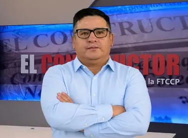 Fredhy Malpartida con camisa celeste mangalarga en el estudio de Tv de El Constructor