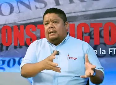 Jhon Cruz con camisa celeste remangada en el estudio de Tv de EL Constructor