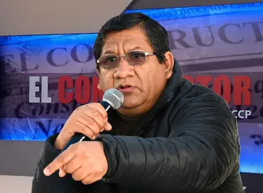 José Chapa con casaca negra y micrófono con fondo del estudio de Tv de El Constructor