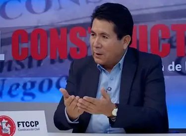 Luis Villanueva con camisa celeste y saco azul en el estudio de Tv de El Constructor