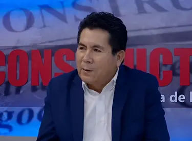 Luis Villanueva con camisa blanca y saco azul