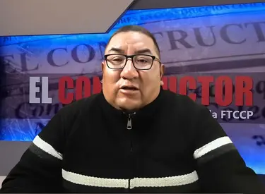 Wilfredo Hilario con casaca negra en estudio de El Constructor